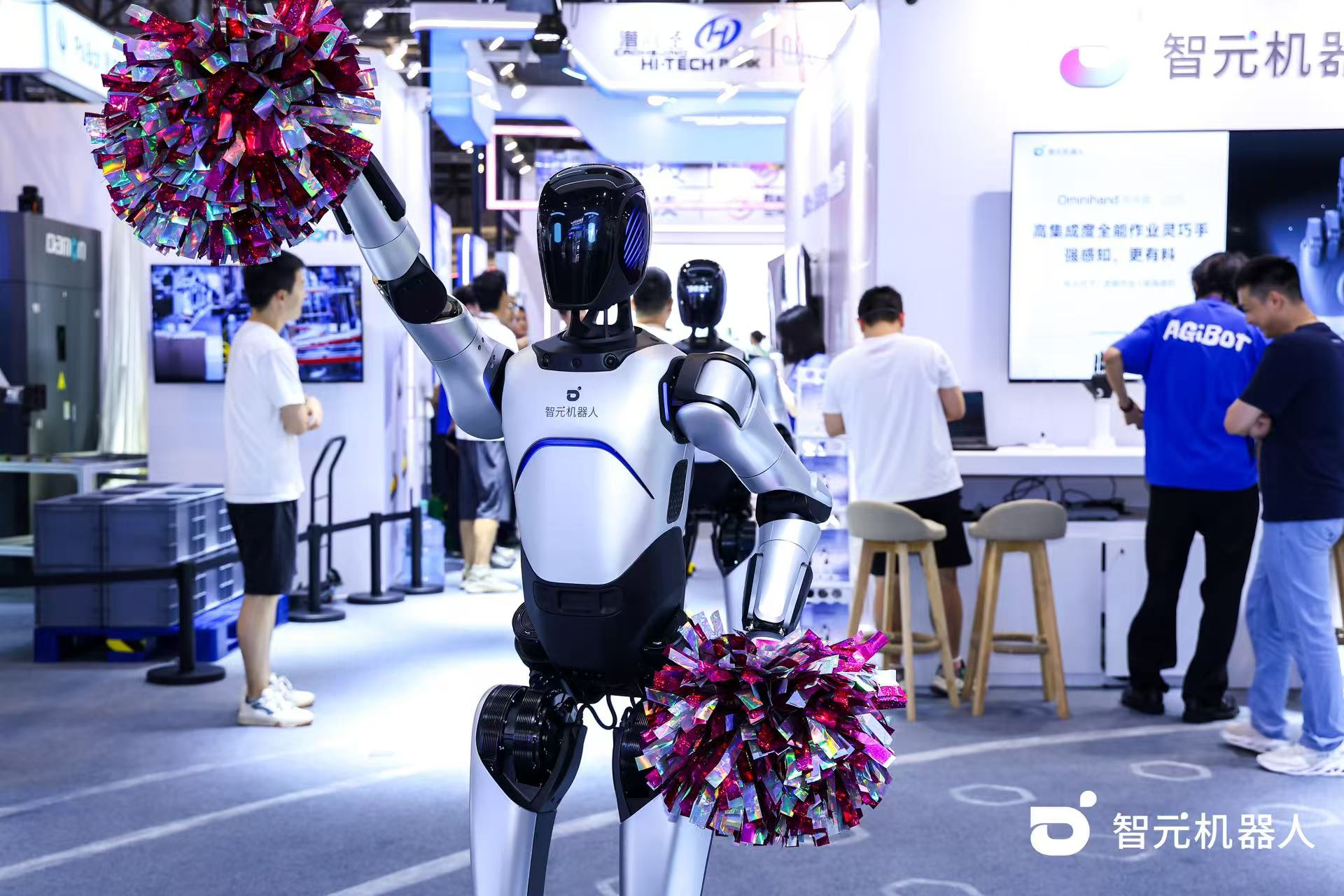 ag凯发旗舰厅机器人 WAIC 首日展台火爆，机器人家族集体打工忙不停